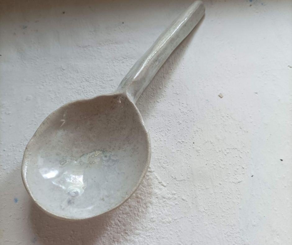 cuillère en grès émail blanc nacré
